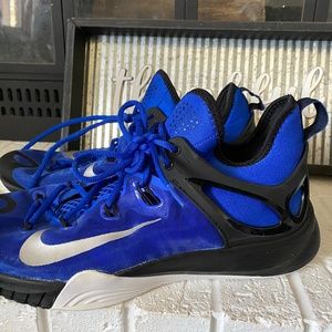 Basketball shoes